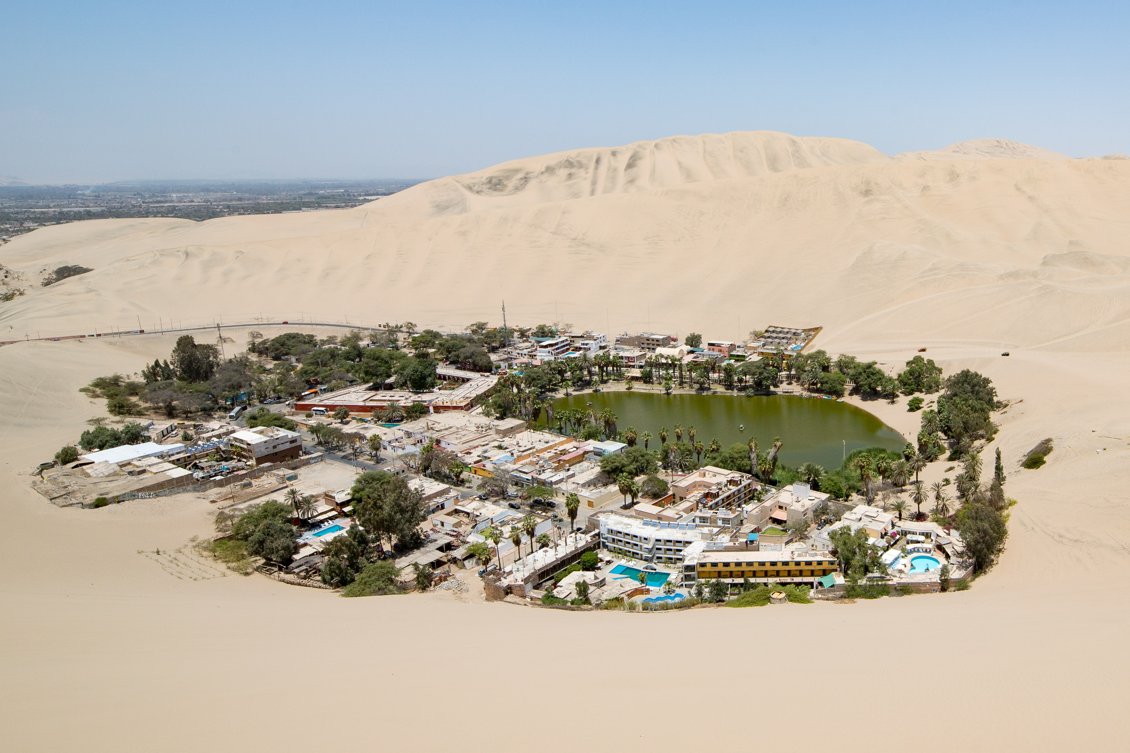 Vista del oasis de Huacachina entre las dunas
